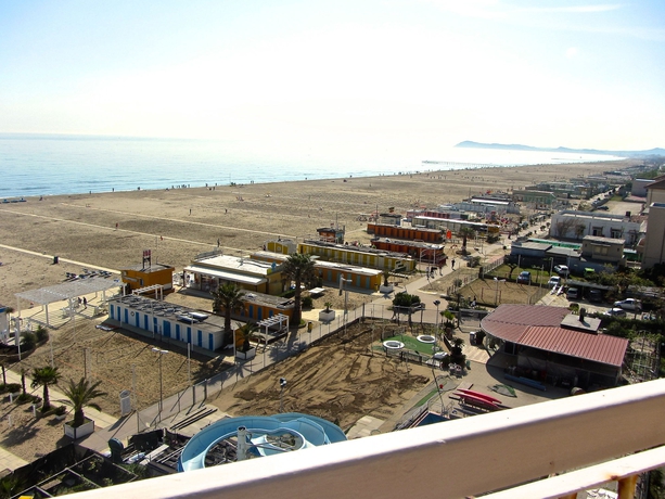 Imagen de los exteriores del Hotel Carlton Beach, Marebello. Foto 12