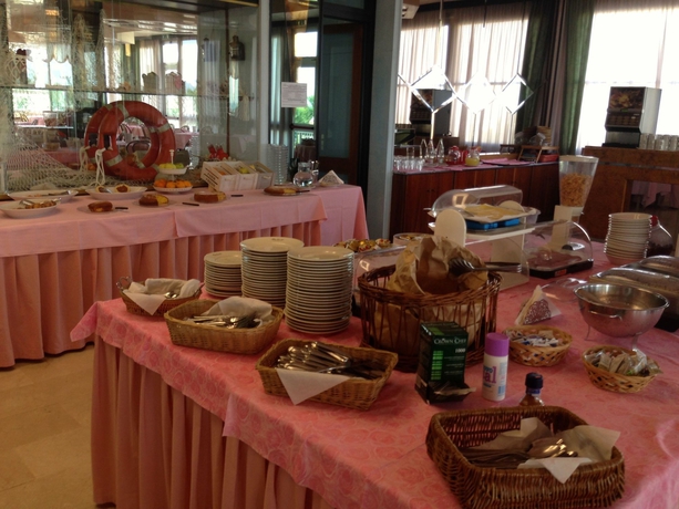 Imagen del bar/restaurante del Hotel Carlton Beach, Marebello. Foto 3