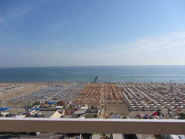 Imagen de los exteriores del Hotel Carlton Beach, Marebello. Foto 13