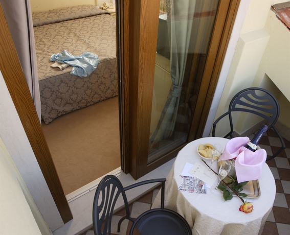 Imagen de la habitación del Hotel Carlton Capri. Foto 11