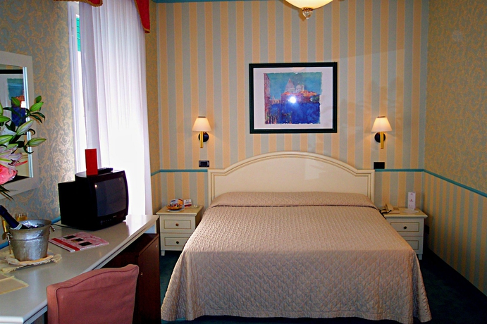 Imagen de la habitación del Hotel Carlton Capri. Foto 12