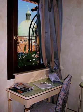 Imagen de la habitación del Hotel Carlton Capri. Foto 13