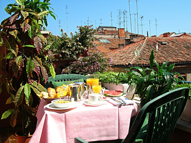Imagen del bar/restaurante del Hotel Carlton Capri. Foto 7