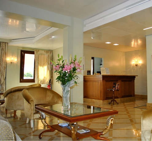 Imagen de los interiores del Hotel Carlton Capri. Foto 16