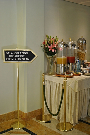 Imagen del bar/restaurante del Hotel Carlton Capri. Foto 9