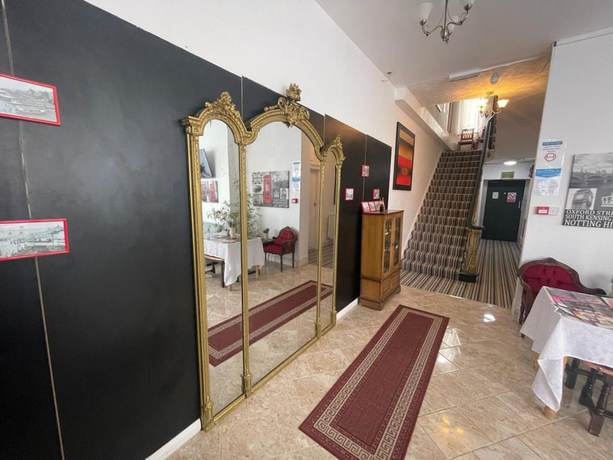 Imagen de los interiores del Hotel Carlton Court. Foto 17
