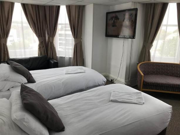 Imagen de la habitación del Hotel Carlton Court. Foto 7