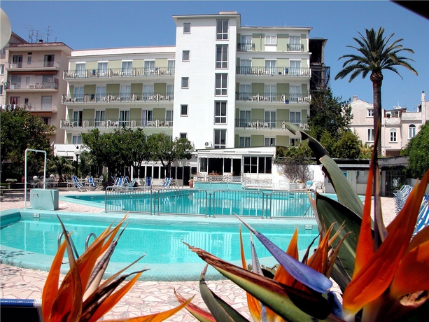 Imagen de los exteriores del Hotel Carlton International. Foto 7