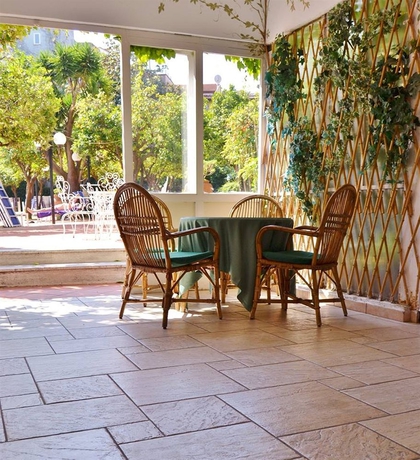 Imagen de los interiores del Hotel Carlton International. Foto 12