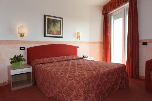 Imagen de la habitación del Hotel Carlton, Lignano Sabbiadoro. Foto 6