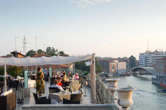 Imagen de los exteriores del Hotel Carlton On The Grand Canal. Foto 11