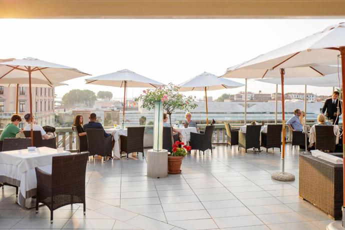 Imagen de los exteriores del Hotel Carlton On The Grand Canal. Foto 12