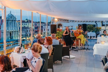 Imagen de los exteriores del Hotel Carlton On The Grand Canal. Foto 15