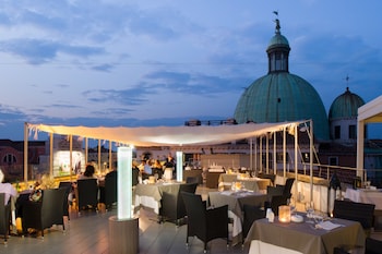 Imagen de los exteriores del Hotel Carlton On The Grand Canal. Foto 18