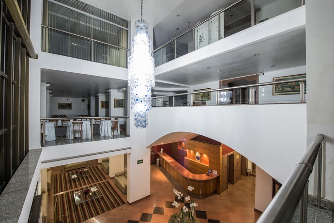 Imagen de los interiores del Hotel Carlton Plaza. Foto 17