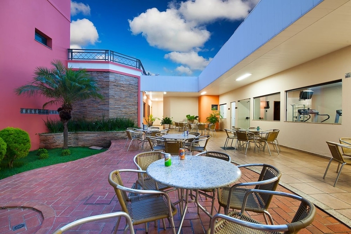 Imagen del bar/restaurante del Hotel Carlton Plaza Uberl&acirc;ndia. Foto 4