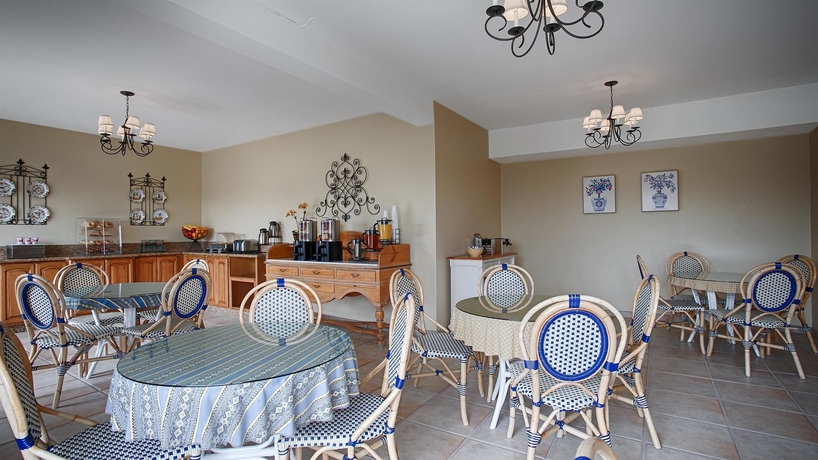 Imagen del bar/restaurante del Hotel Carmel Bay View Inn. Foto 2