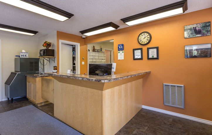 Imagen de los interiores del Hotel Carmel Inn. Foto 19