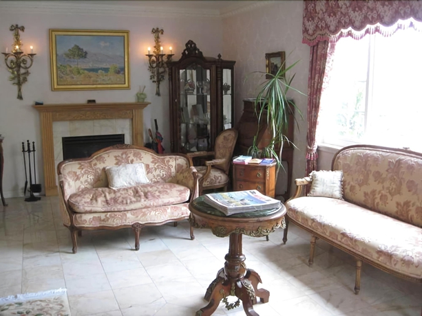 Imagen de los interiores del Hotel Carmel Inn and Suites. Foto 12