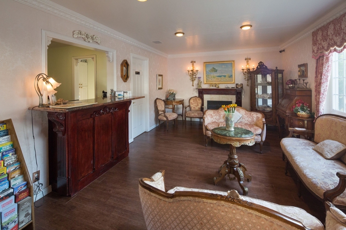 Imagen de los interiores del Hotel Carmel Inn and Suites. Foto 13