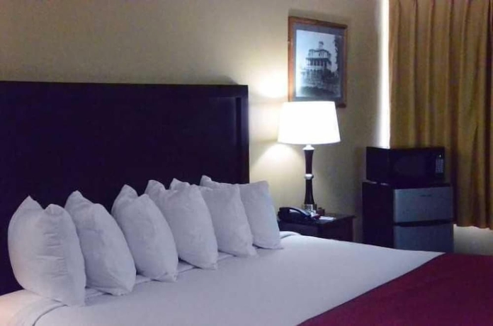 Imagen de la habitación del Hotel Carmel Inn and Suites, Thibodaux. Foto 8
