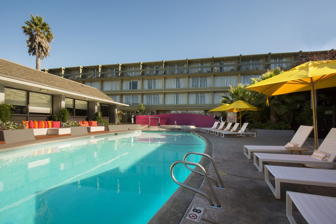 Imagen de la piscina del Hotel Carmel Mission Inn. Foto 10