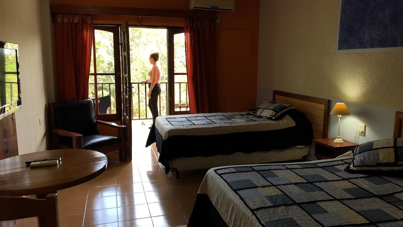 Imagen de la habitación del Hotel Carmen, Comunidad Aborigen Yryapú. Foto 11