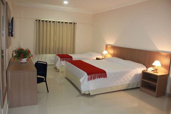 Imagen de la habitación del Hotel Carmen Palace. Foto 10