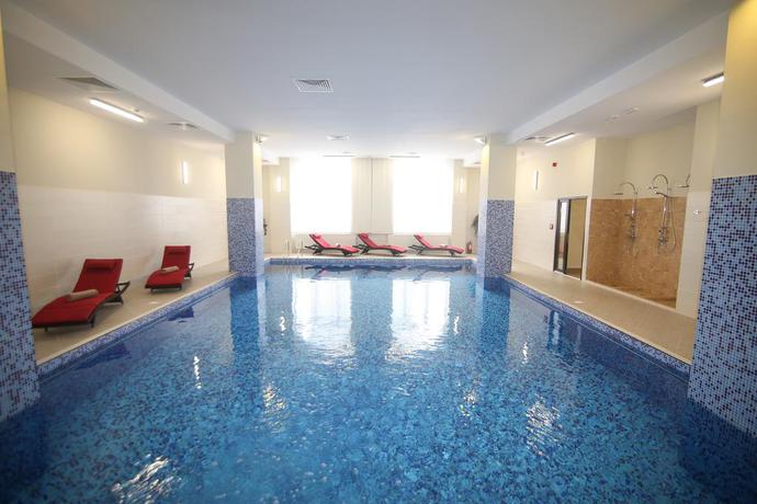 Imagen de la piscina del Hotel Carmen, Predeal. Foto 17