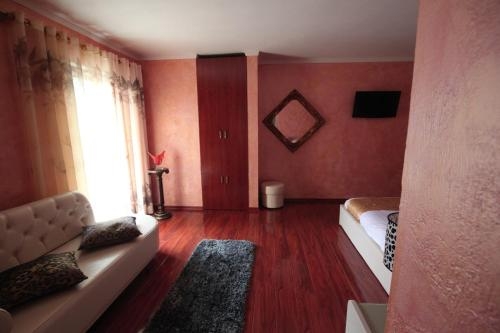 Imagen de la habitación del Hotel Carmen, Shkoder. Foto 8
