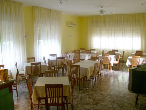 Imagen del bar/restaurante del Hotel Carmen Viserba. Foto 2