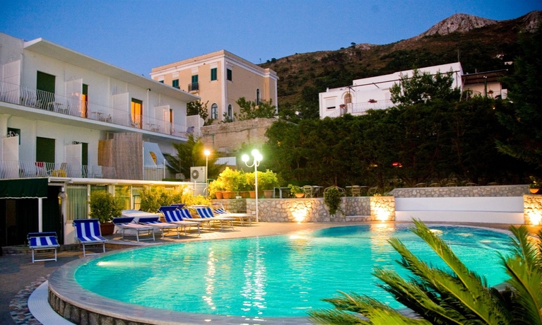 Imagen de la piscina del Hotel Carmencita. Foto 11