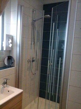 Imagen de la habitación del Hotel Carmin. Foto 15