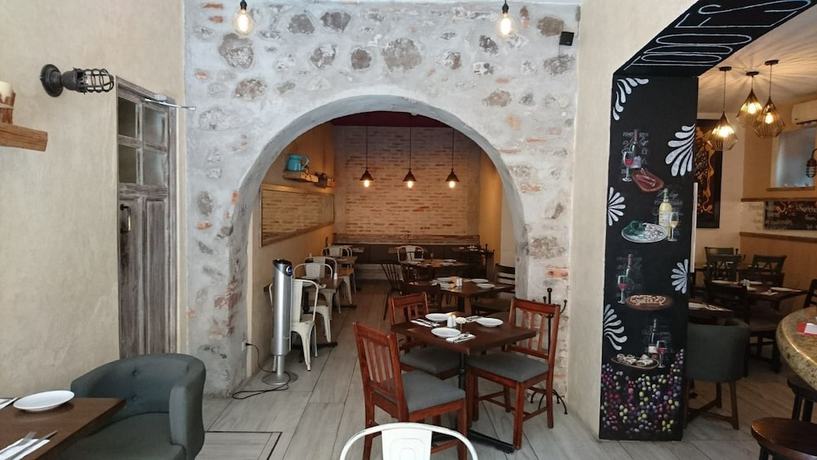 Imagen del bar/restaurante del Hotel Carmina. Foto 2