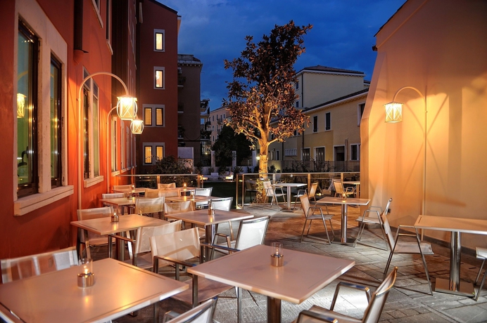 Imagen de los exteriores del Hotel Carnival Palace. Foto 6