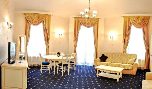 Imagen de la habitación del Hotel Carol - Vatra Dornei. Foto 5