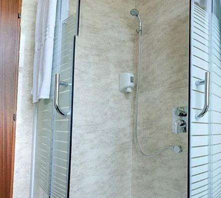 Imagen de la habitación del Hotel Carol - Vatra Dornei. Foto 6