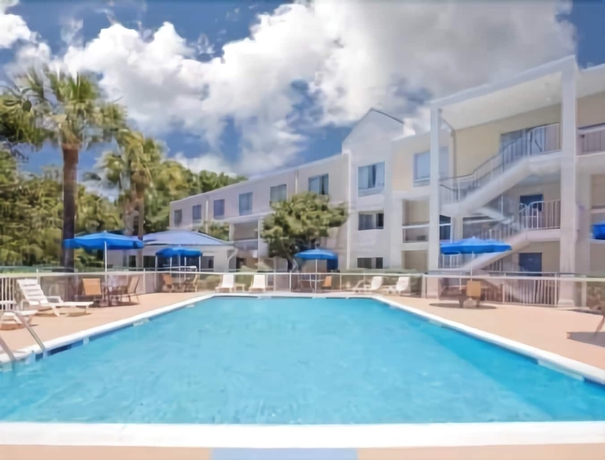 Imagen de la piscina del Hotel Carolina, A Days Inn By Wyndham. Foto 18