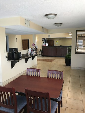 Imagen de los interiores del Hotel Carolina Inn And Suites Of Lake Norman. Foto 17