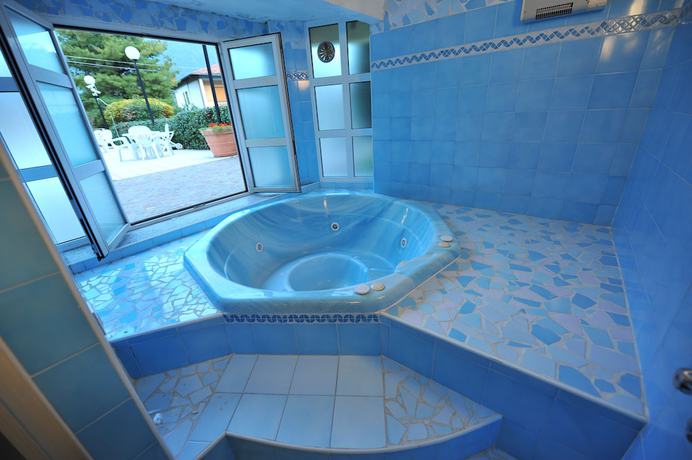 Imagen de la piscina del Hotel Caroline, Ardena. Foto 19