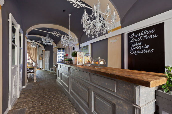 Imagen del bar/restaurante del Hotel Caroline Old Town Square. Foto 2