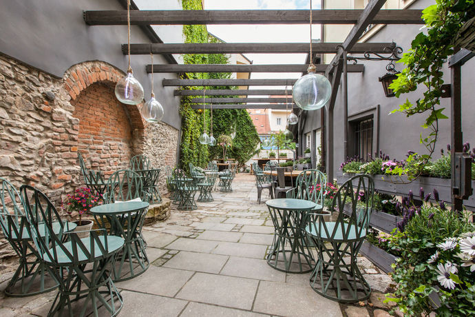 Imagen de los exteriores del Hotel Caroline Old Town Square. Foto 10