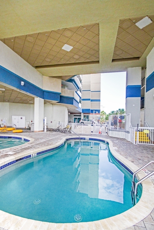 Imagen de la piscina del Hotel Carolinian Beach Resort. Foto 13