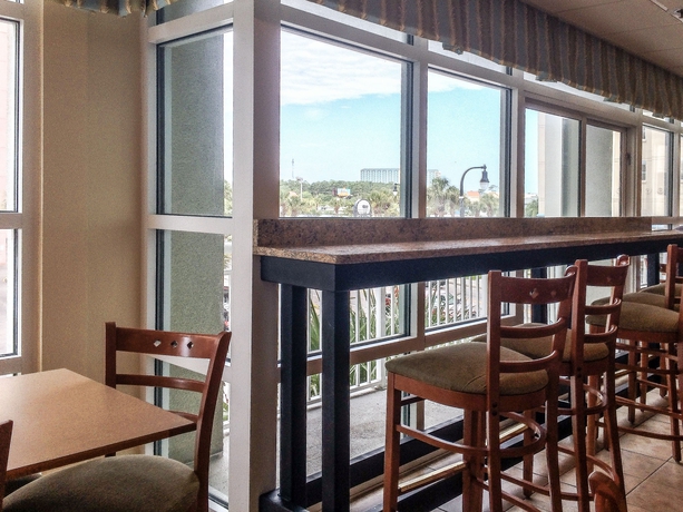 Imagen del bar/restaurante del Hotel Carolinian Beach Resort. Foto 3