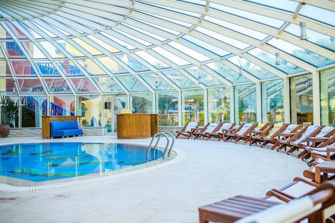 Imagen de la piscina del Hotel Carols Beau Rivage. Foto 19
