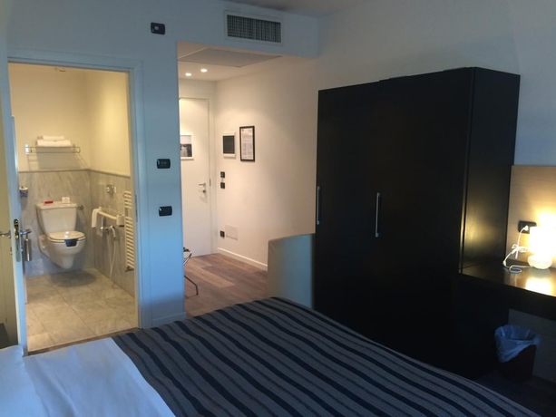 Imagen de la habitación del Hotel Carpi. Foto 10