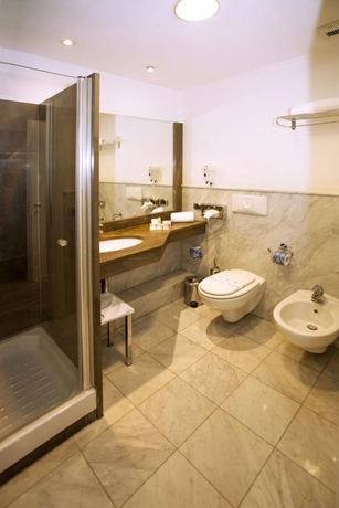 Imagen de la habitación del Hotel Carpi. Foto 13