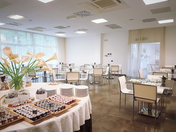 Imagen del bar/restaurante del Hotel Carpi. Foto 6