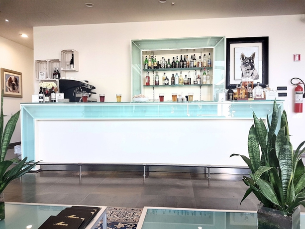 Imagen del bar/restaurante del Hotel Carpi. Foto 7