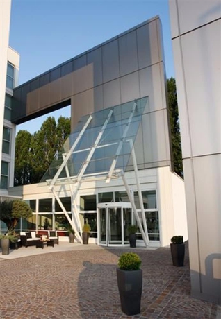 Imagen de los exteriores del Hotel Carpi. Foto 15